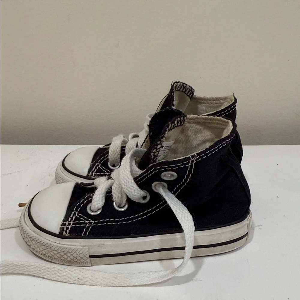 Converse Toddler Kids High Tops Black and White Sneakers (sz 4)